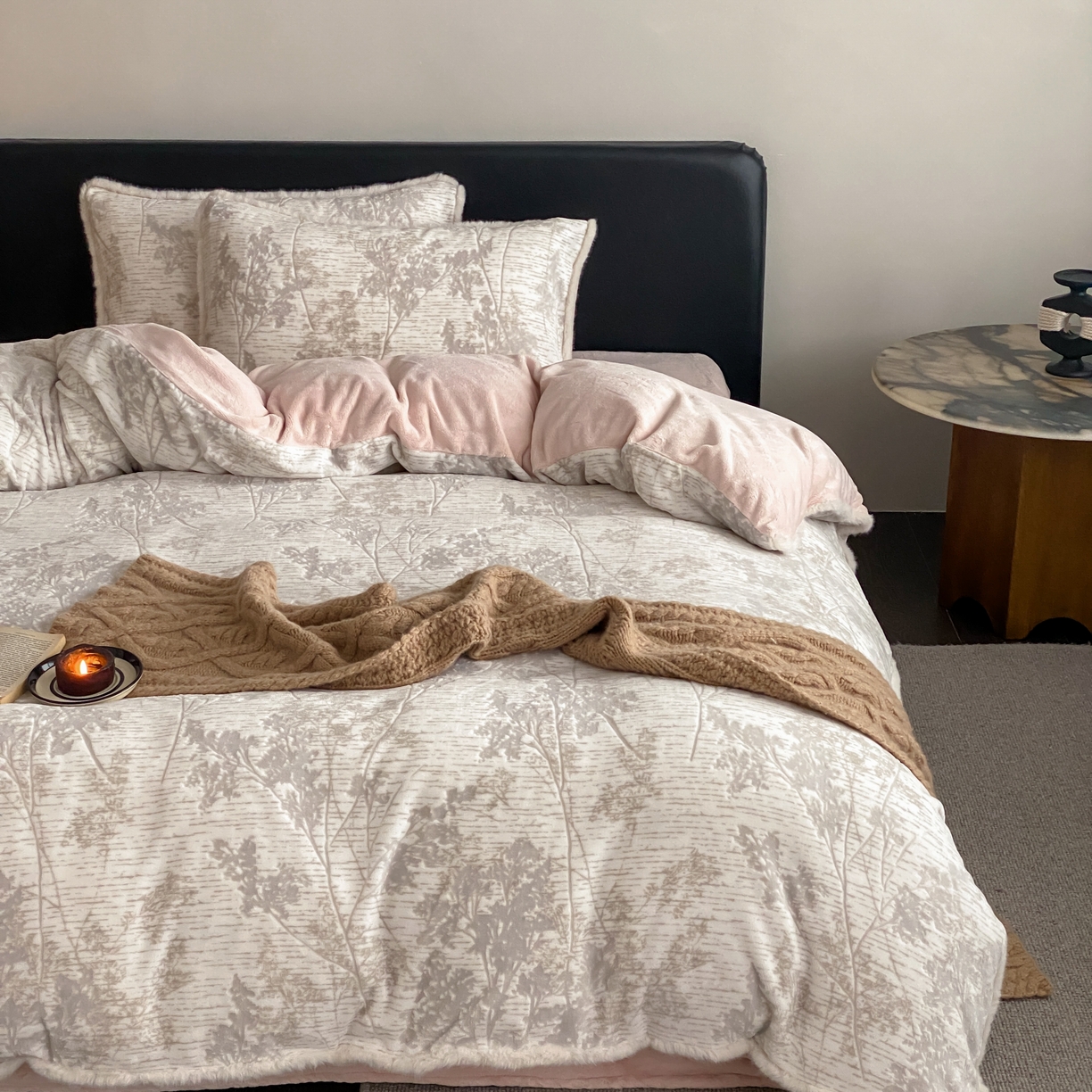 91家纺网 家纺一手货源 找家纺 玉宇阁家居 2025新款双色提花雕花牛奶绒四件套-草木的诗 草木的诗-灰雾粉黛