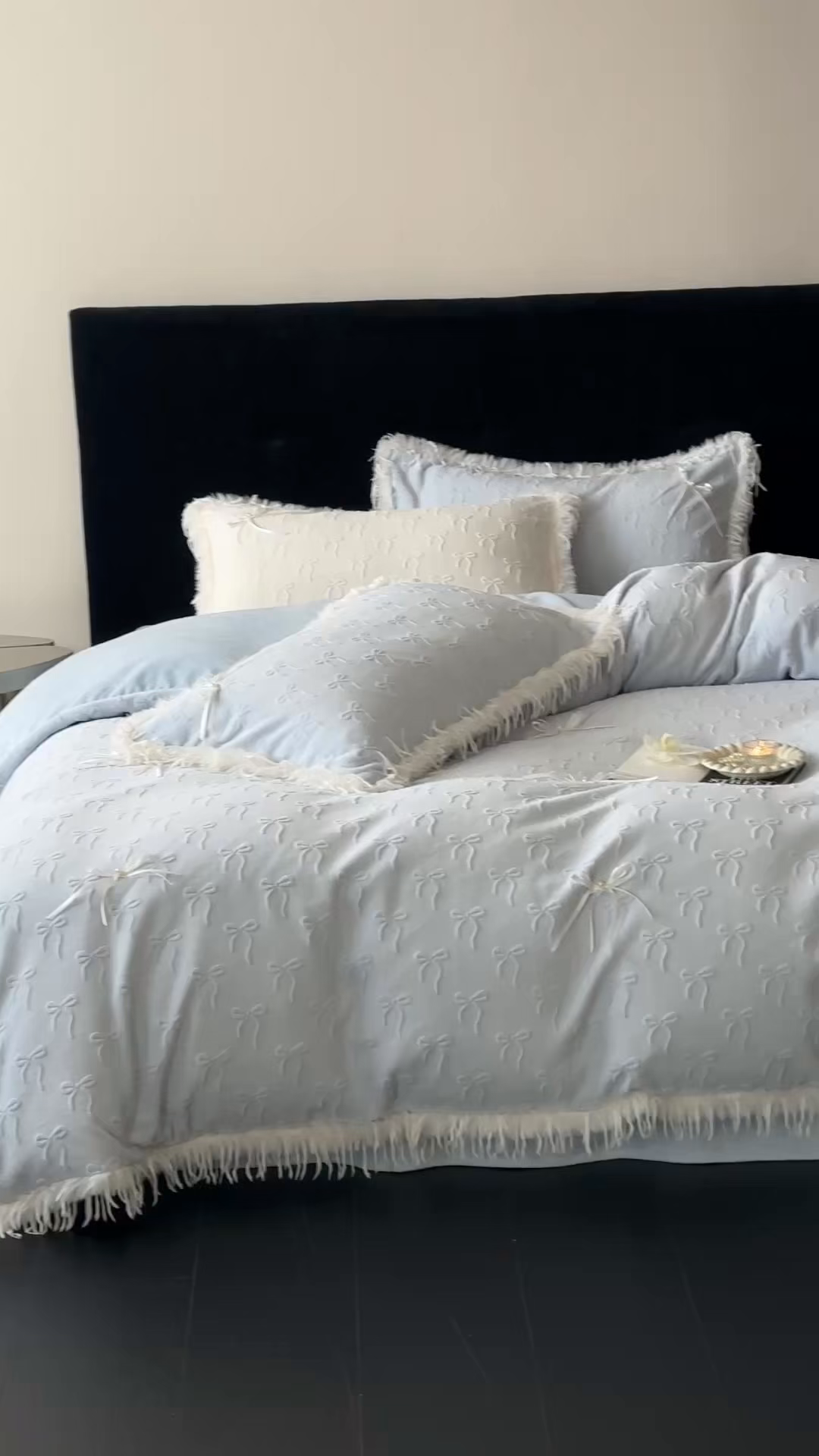 91家纺网 家纺一手货源 找家纺 佳汐蓝家纺 2025新款雕花立体蝴蝶结韩式羽毛花边牛奶绒四件套-维密 维密-蓝色