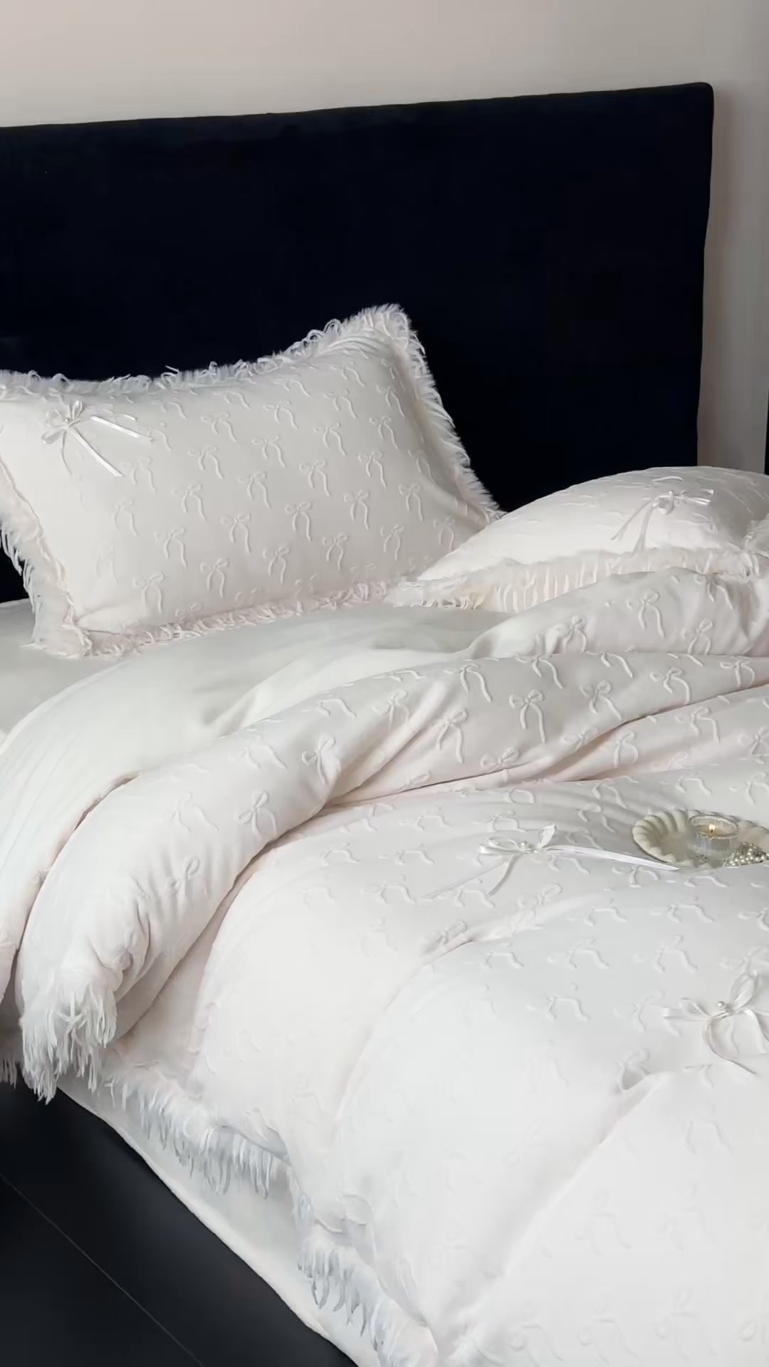 91家纺网 家纺一手货源 找家纺 佳汐蓝家纺 2025新款雕花立体蝴蝶结韩式羽毛花边牛奶绒四件套-维密 维密-白色