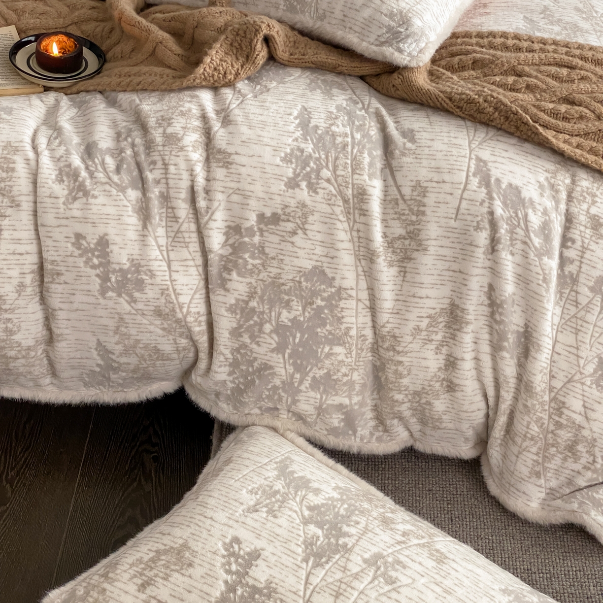 91家纺网 家纺一手货源 找家纺 玉宇阁家居 2025新款双色提花雕花牛奶绒四件套-草木的诗 草木的诗-灰雾粉黛