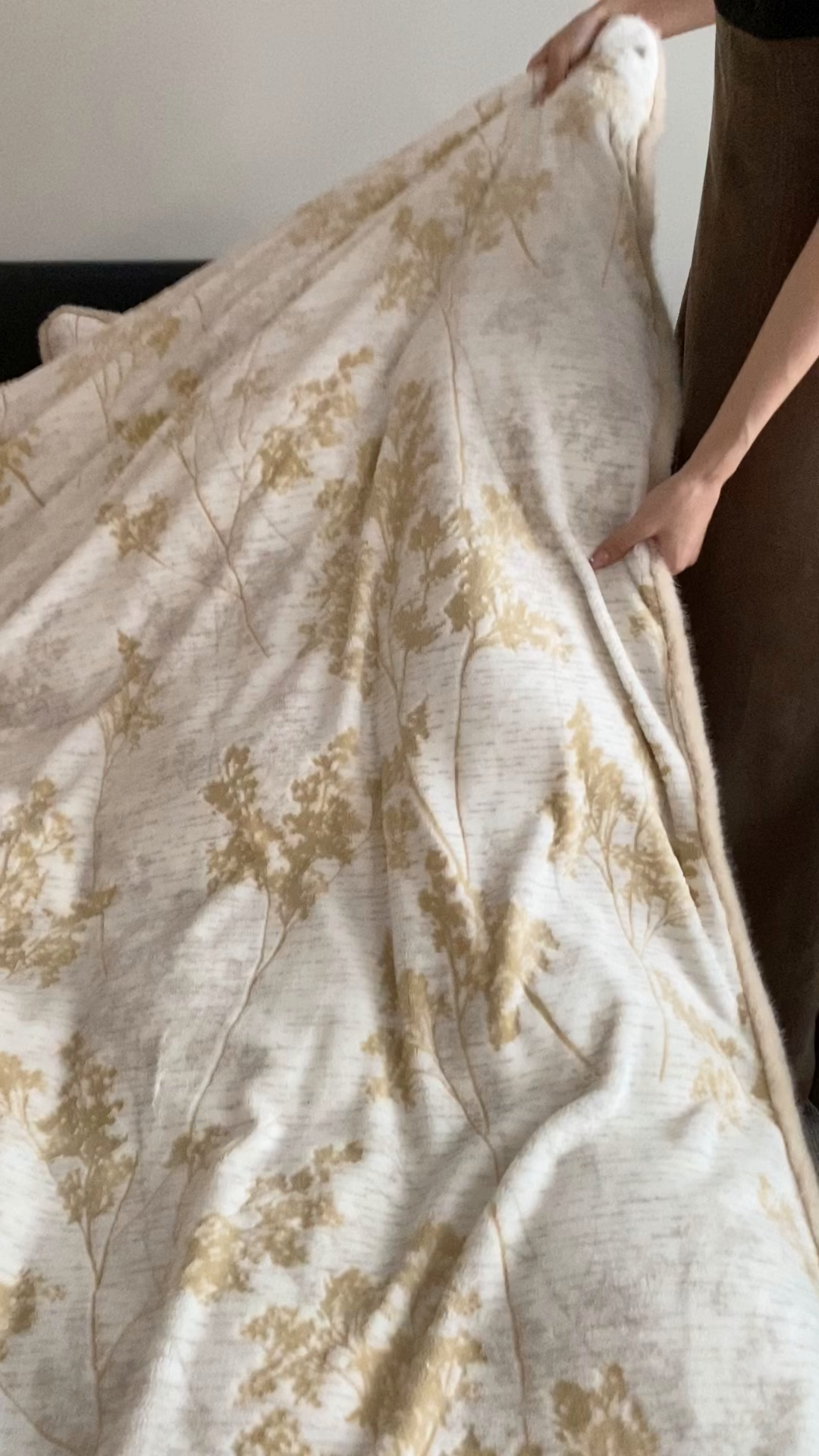 91家纺网 家纺一手货源 找家纺 玉宇阁家居 2025新款双色提花雕花牛奶绒四件套-草木的诗 草木的诗-玳瑁黄