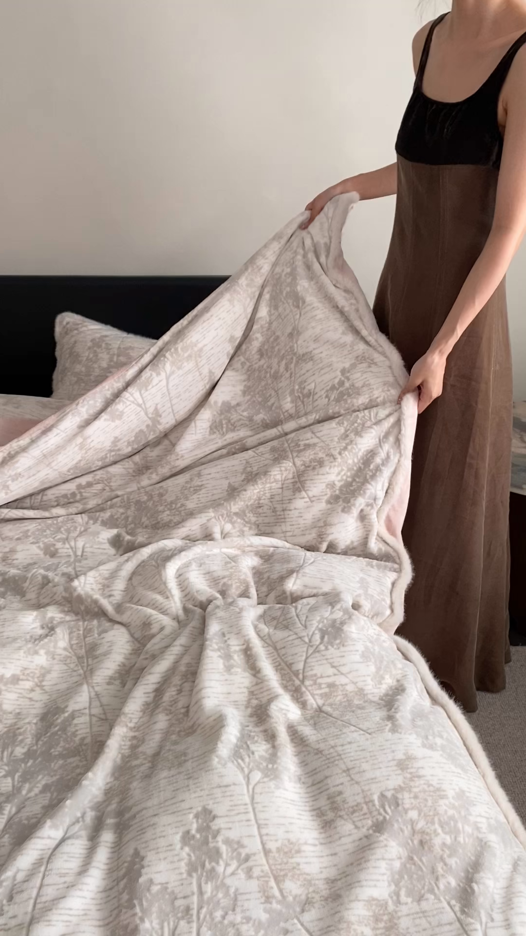 91家纺网 家纺一手货源 找家纺 玉宇阁家居 2025新款双色提花雕花牛奶绒四件套-草木的诗 草木的诗-灰雾粉黛