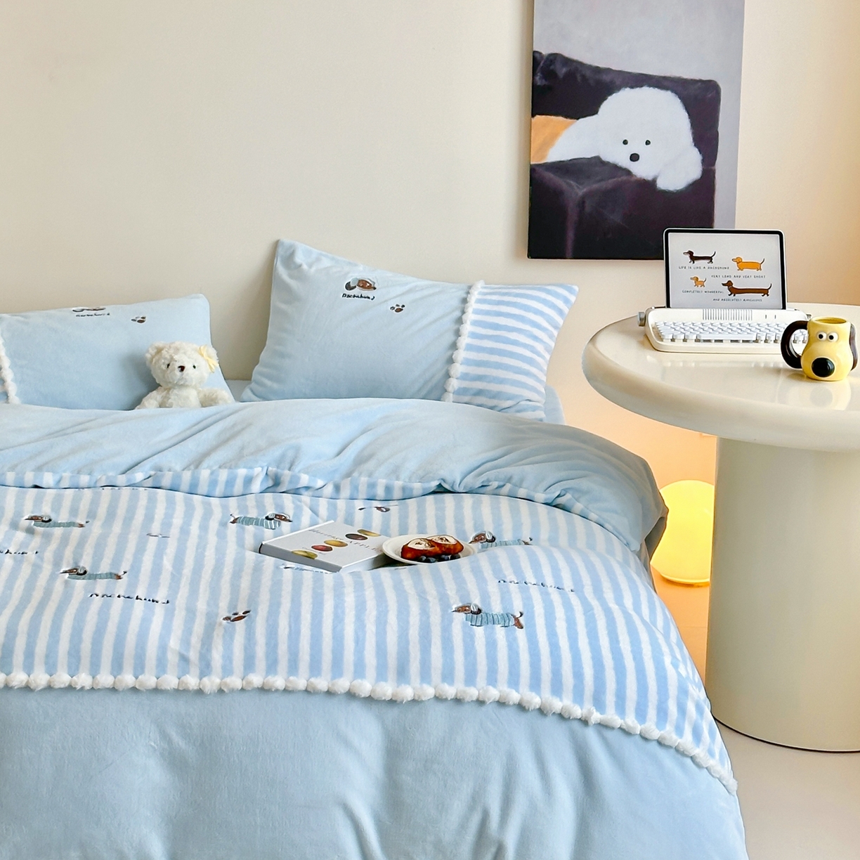 （总）佳汐蓝家纺 2025新款牛奶绒印花刺绣毛球花边四件套-腊肠狗