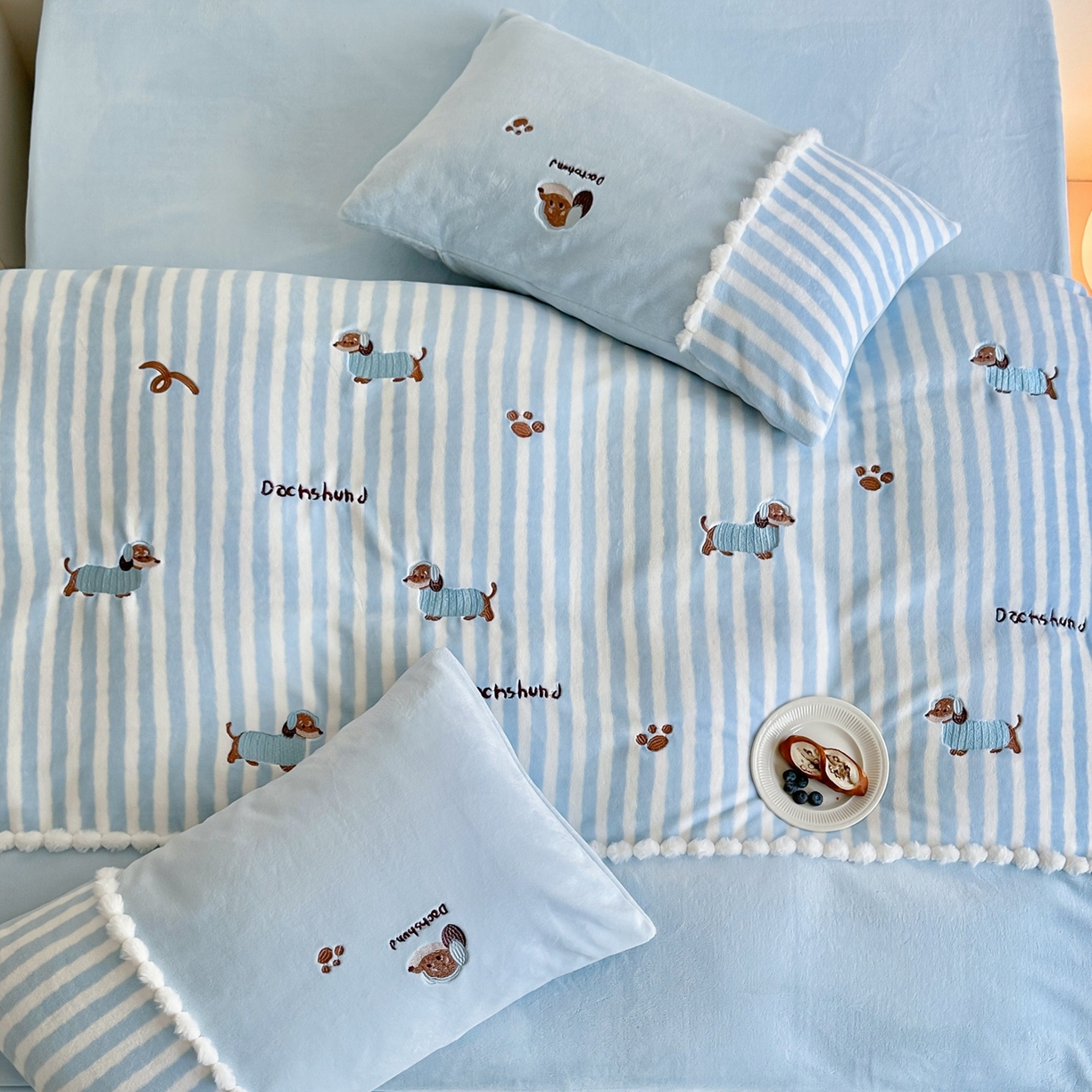 91家纺网 家纺一手货源 找家纺 （总）佳汐蓝家纺 2025新款牛奶绒印花刺绣毛球花边四件套-腊肠狗