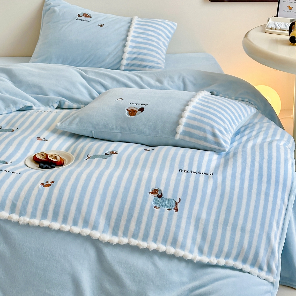 91家纺网 家纺一手货源 找家纺 （总）佳汐蓝家纺 2025新款牛奶绒印花刺绣毛球花边四件套-腊肠狗