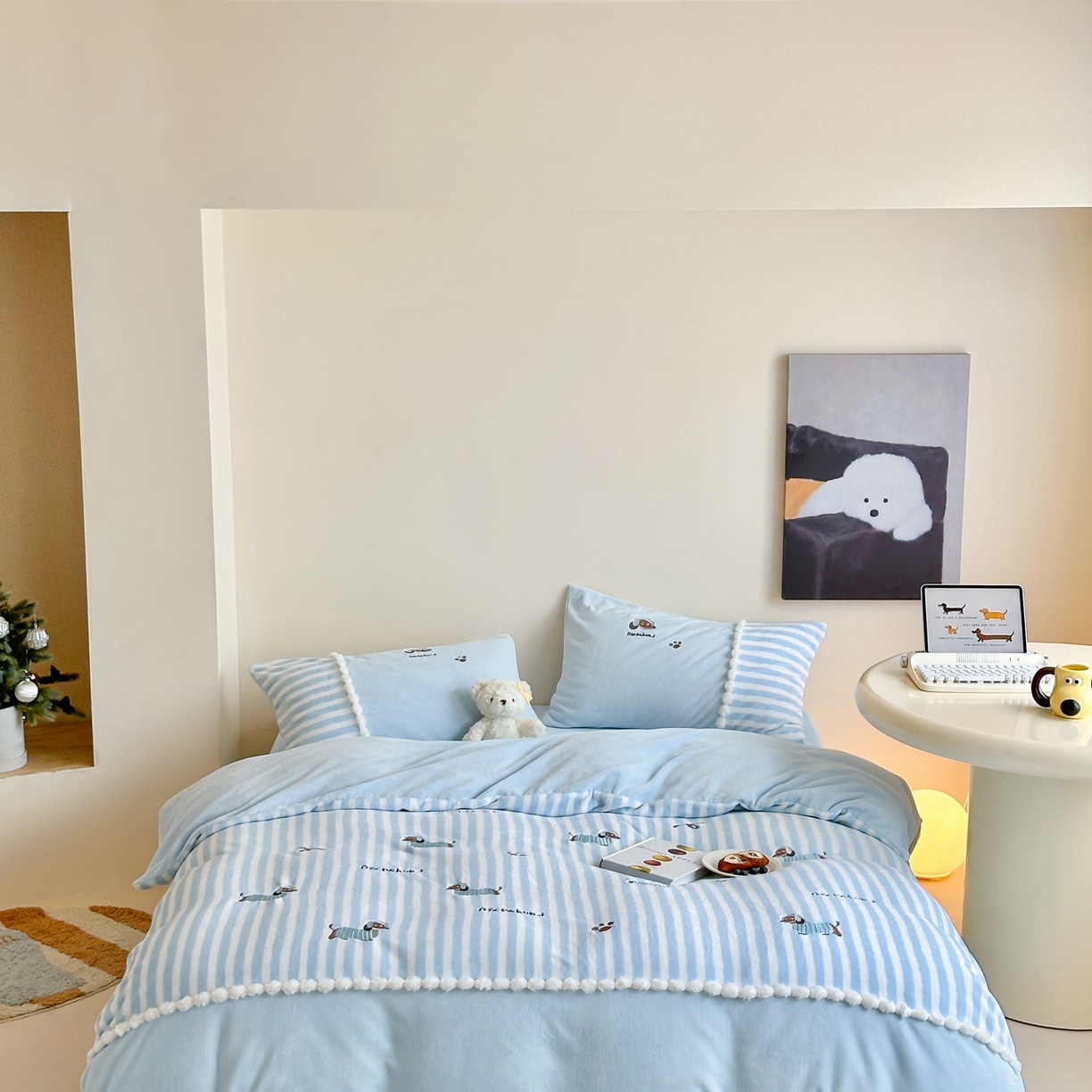 91家纺网 家纺一手货源 找家纺 （总）佳汐蓝家纺 2025新款牛奶绒印花刺绣毛球花边四件套-腊肠狗