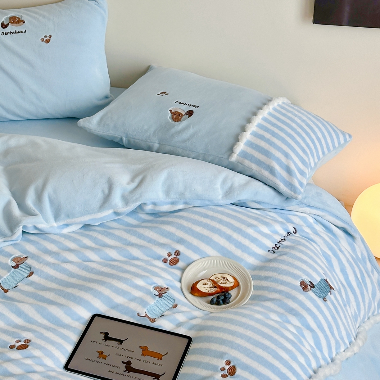 91家纺网 家纺一手货源 找家纺 （总）佳汐蓝家纺 2025新款牛奶绒印花刺绣毛球花边四件套-腊肠狗