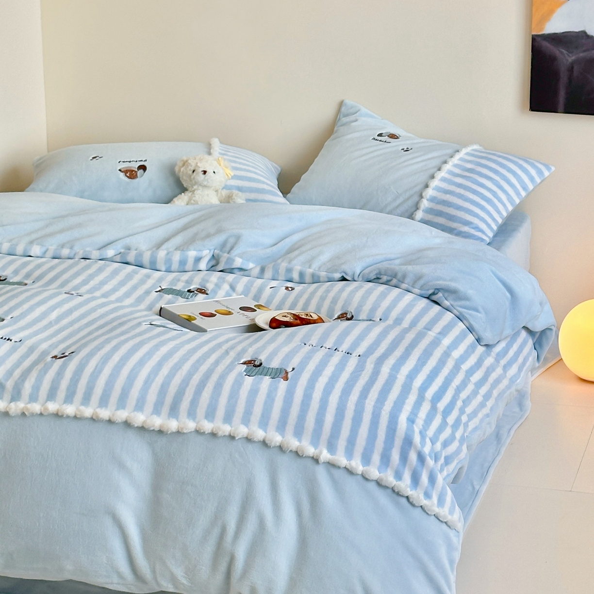 91家纺网 家纺一手货源 找家纺 （总）佳汐蓝家纺 2025新款牛奶绒印花刺绣毛球花边四件套-腊肠狗