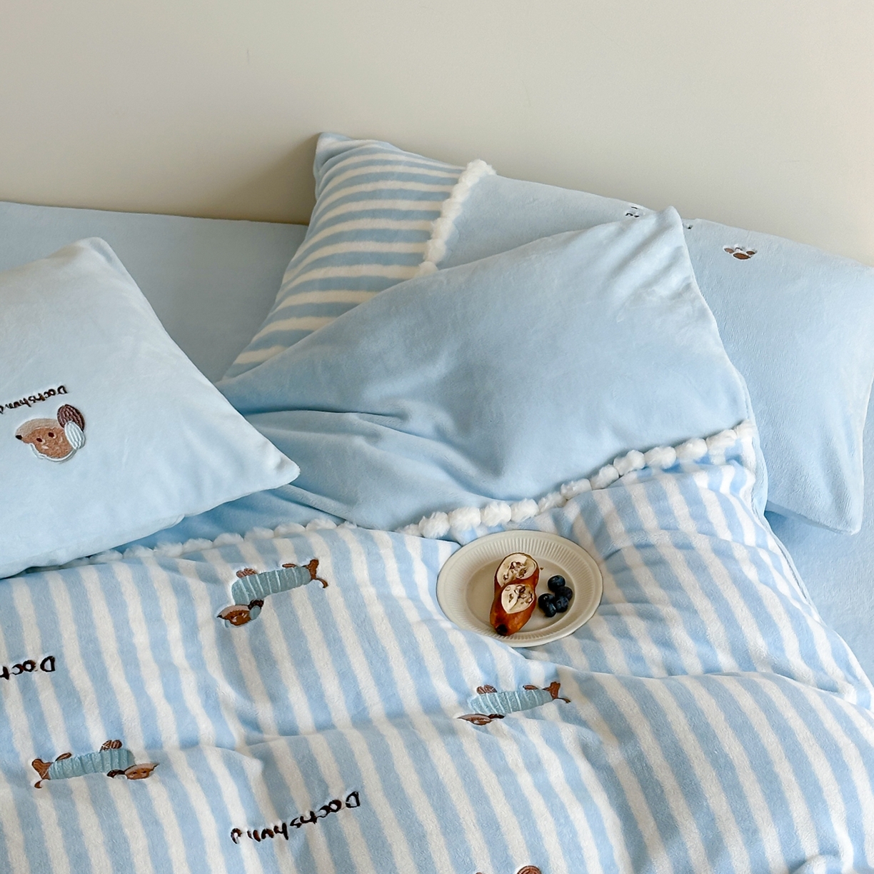 91家纺网 家纺一手货源 找家纺 （总）佳汐蓝家纺 2025新款牛奶绒印花刺绣毛球花边四件套-腊肠狗