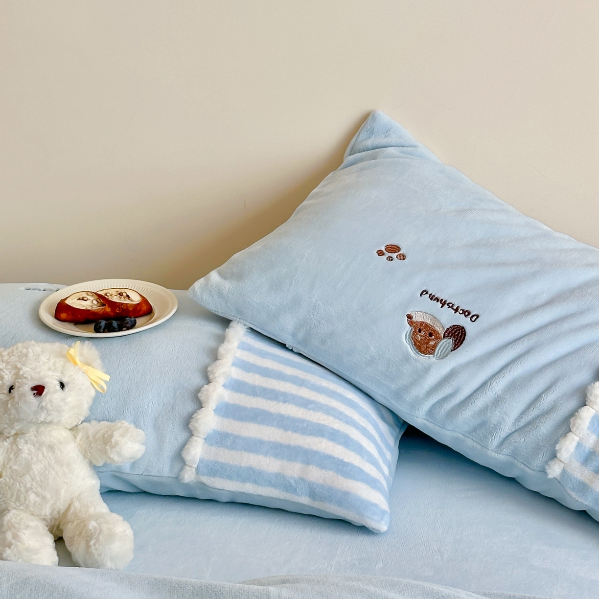 91家纺网 家纺一手货源 找家纺 （总）佳汐蓝家纺 2025新款牛奶绒印花刺绣毛球花边四件套-腊肠狗