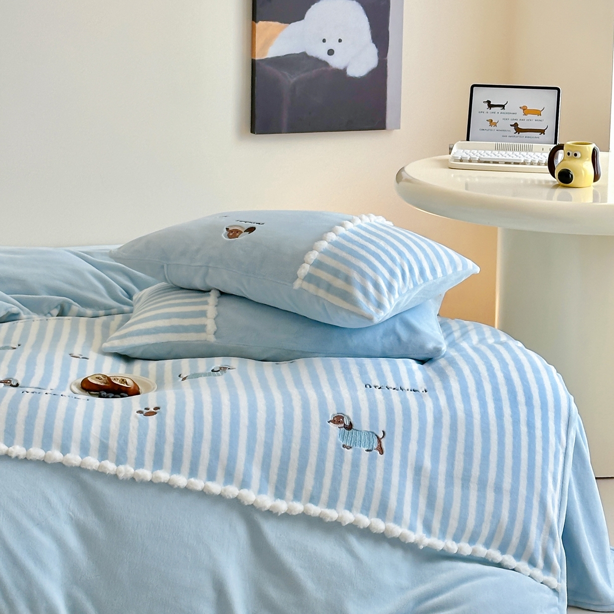 91家纺网 家纺一手货源 找家纺 （总）佳汐蓝家纺 2025新款牛奶绒印花刺绣毛球花边四件套-腊肠狗