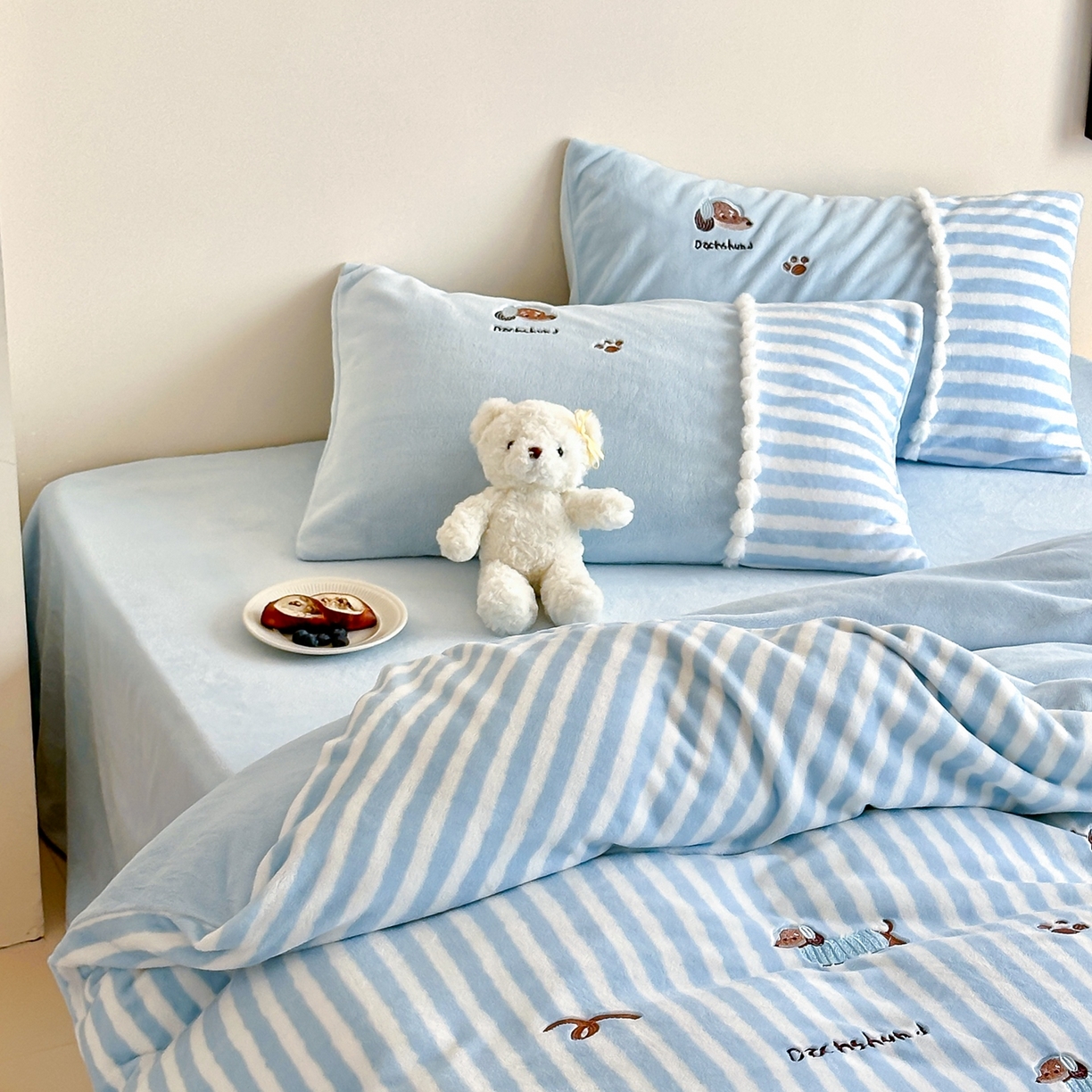 91家纺网 家纺一手货源 找家纺 （总）佳汐蓝家纺 2025新款牛奶绒印花刺绣毛球花边四件套-腊肠狗