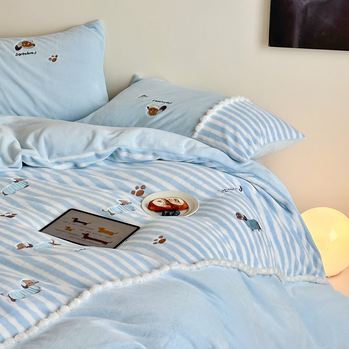 91家纺网 家纺一手货源 找家纺 （总）佳汐蓝家纺 2025新款牛奶绒印花刺绣毛球花边四件套-腊肠狗