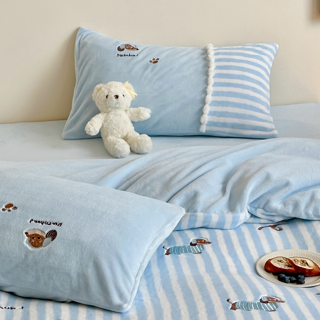 91家纺网 家纺一手货源 找家纺 （总）佳汐蓝家纺 2025新款牛奶绒印花刺绣毛球花边四件套-腊肠狗