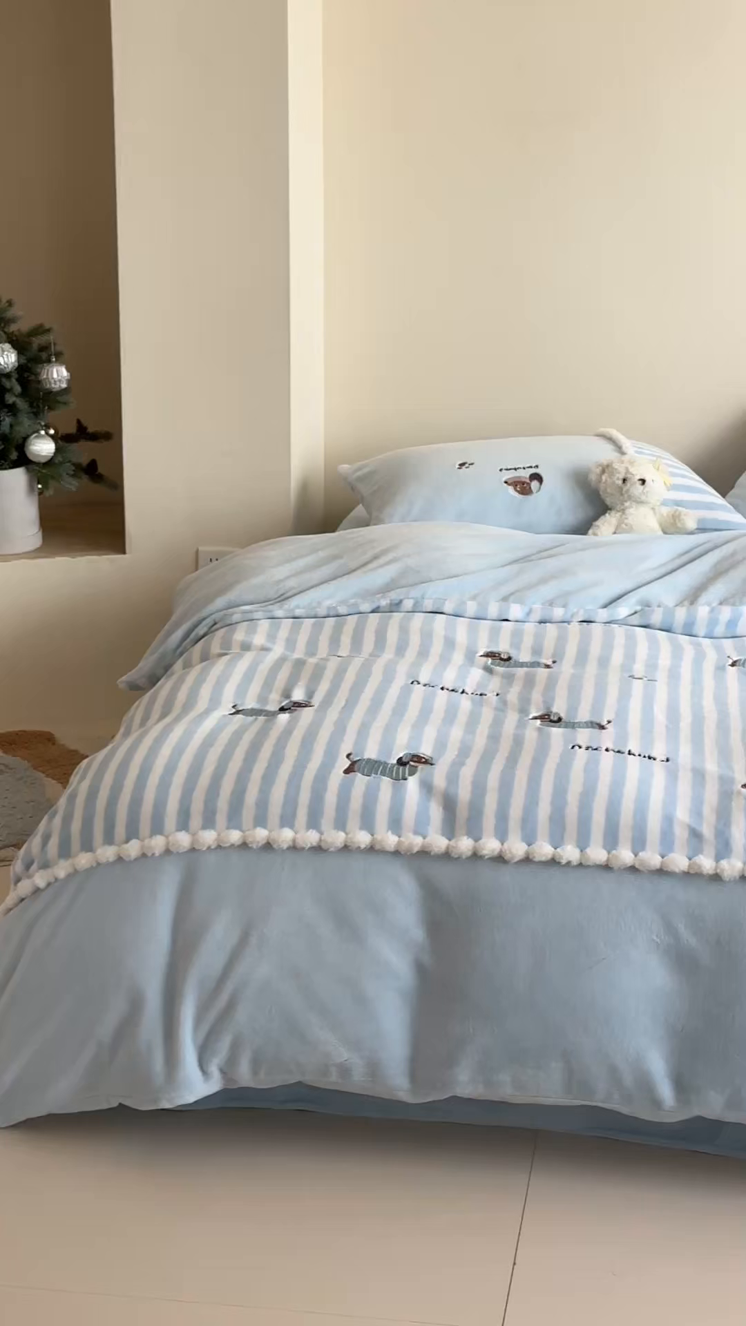 91家纺网 家纺一手货源 找家纺 （总）佳汐蓝家纺 2025新款牛奶绒印花刺绣毛球花边四件套-腊肠狗