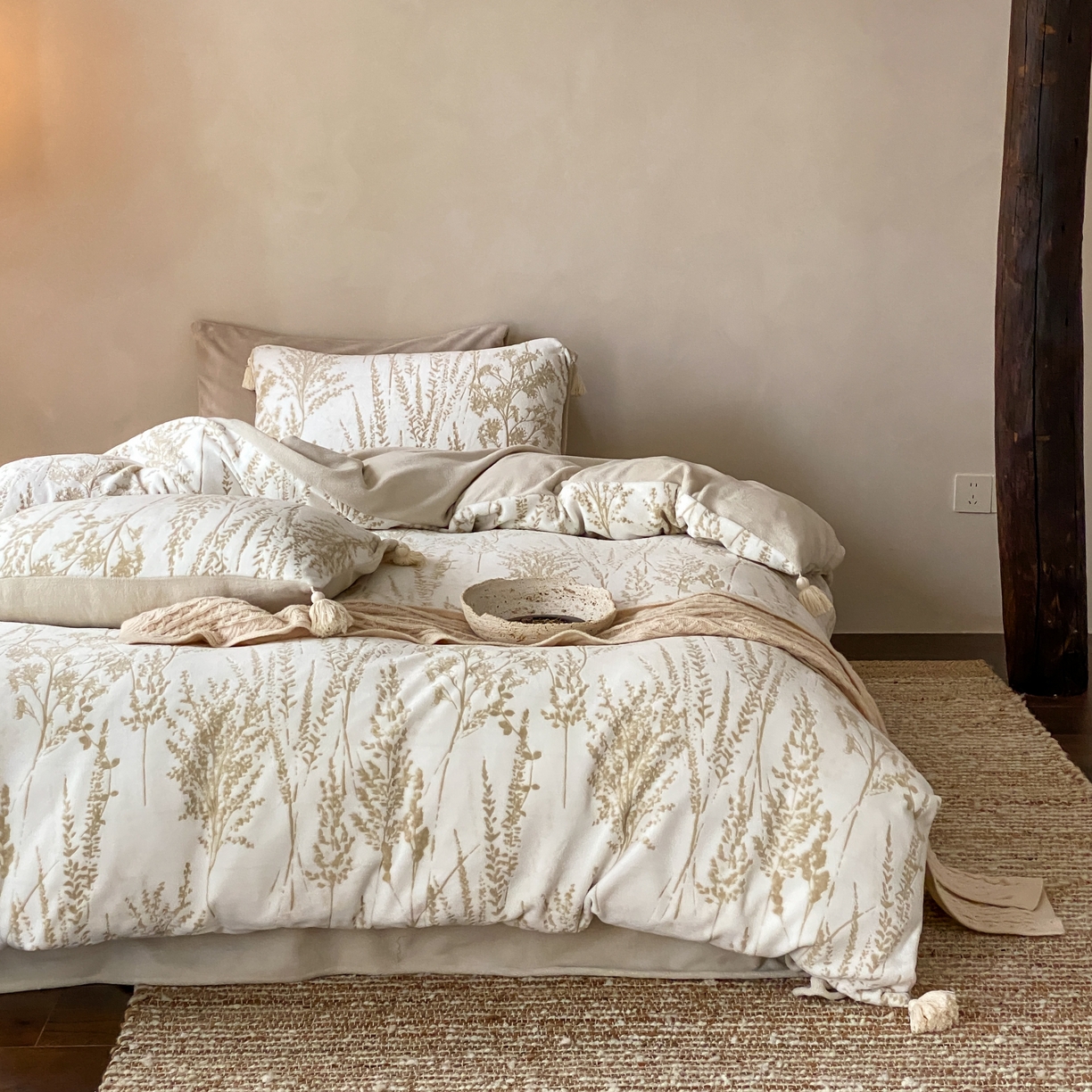 91家纺网 家纺一手货源 找家纺 玉宇阁家居 2025新款双色提花雕花牛奶绒四件套 流苏款 雕花牛奶绒-流苏款-风光霁月