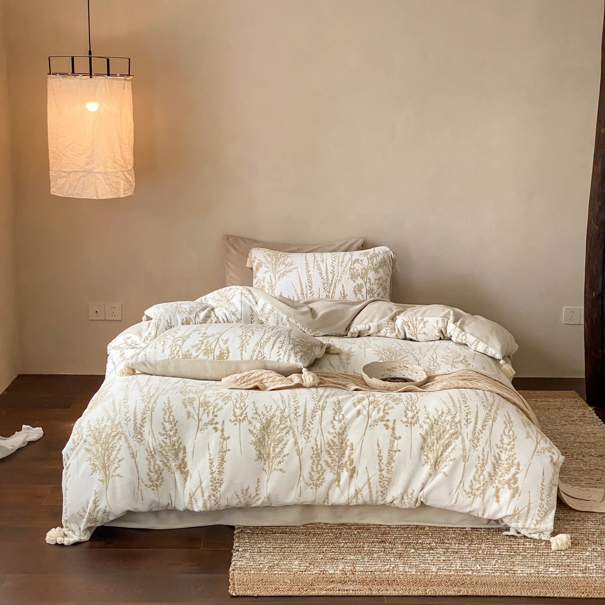 91家纺网 家纺一手货源 找家纺 玉宇阁家居 2025新款双色提花雕花牛奶绒四件套 流苏款 雕花牛奶绒-流苏款-风光霁月