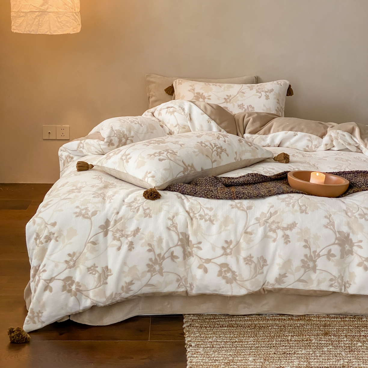 91家纺网 家纺一手货源 找家纺 玉宇阁家居 2025新款双色提花雕花牛奶绒四件套 流苏款 雕花牛奶绒-流苏款-松月茶烟