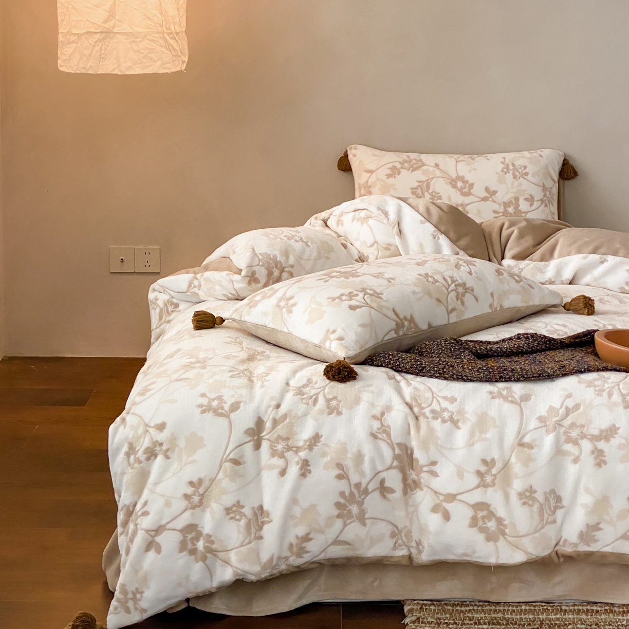 91家纺网 家纺一手货源 找家纺 玉宇阁家居 2025新款双色提花雕花牛奶绒四件套 流苏款 雕花牛奶绒-流苏款-松月茶烟