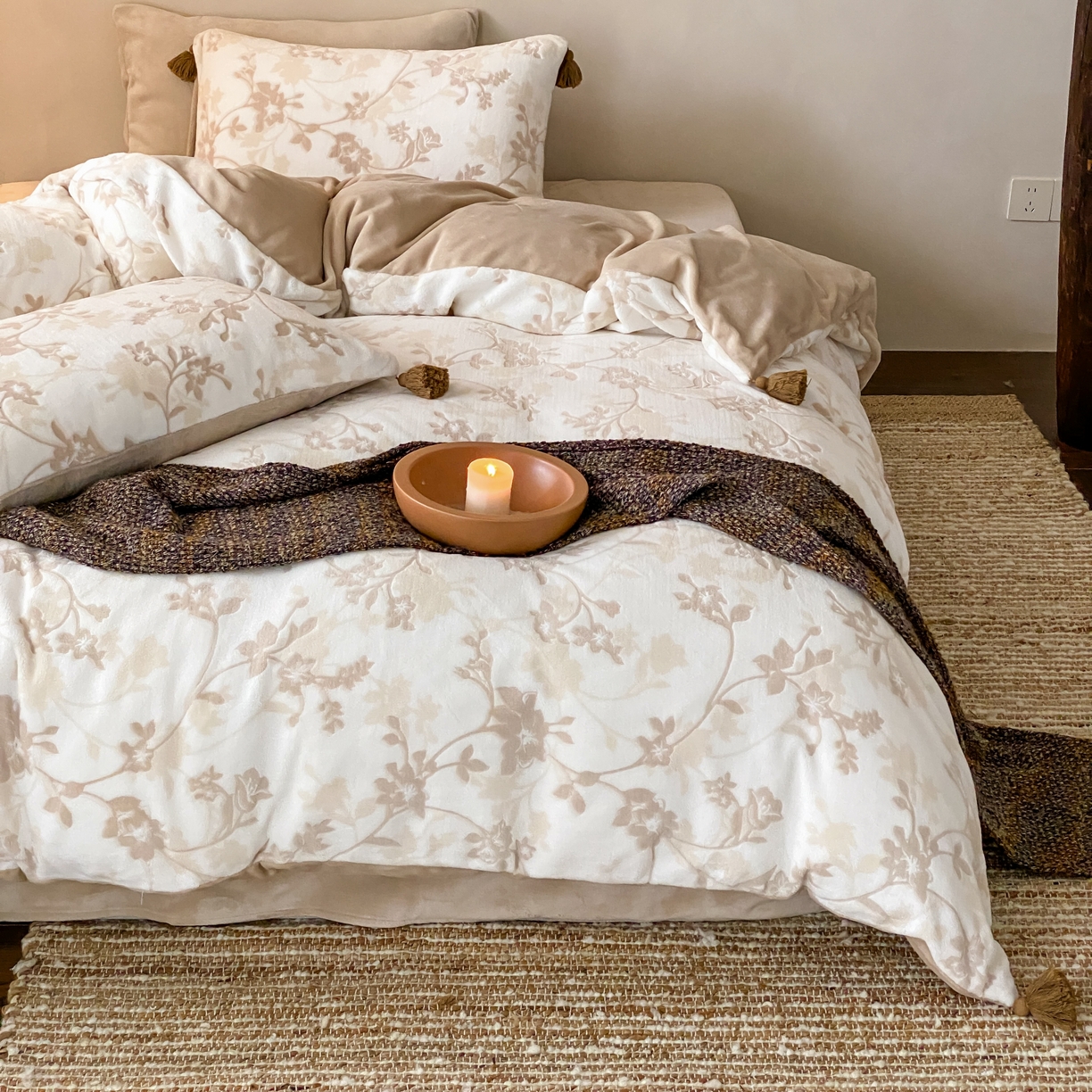 91家纺网 家纺一手货源 找家纺 玉宇阁家居 2025新款双色提花雕花牛奶绒四件套 流苏款 雕花牛奶绒-流苏款-松月茶烟