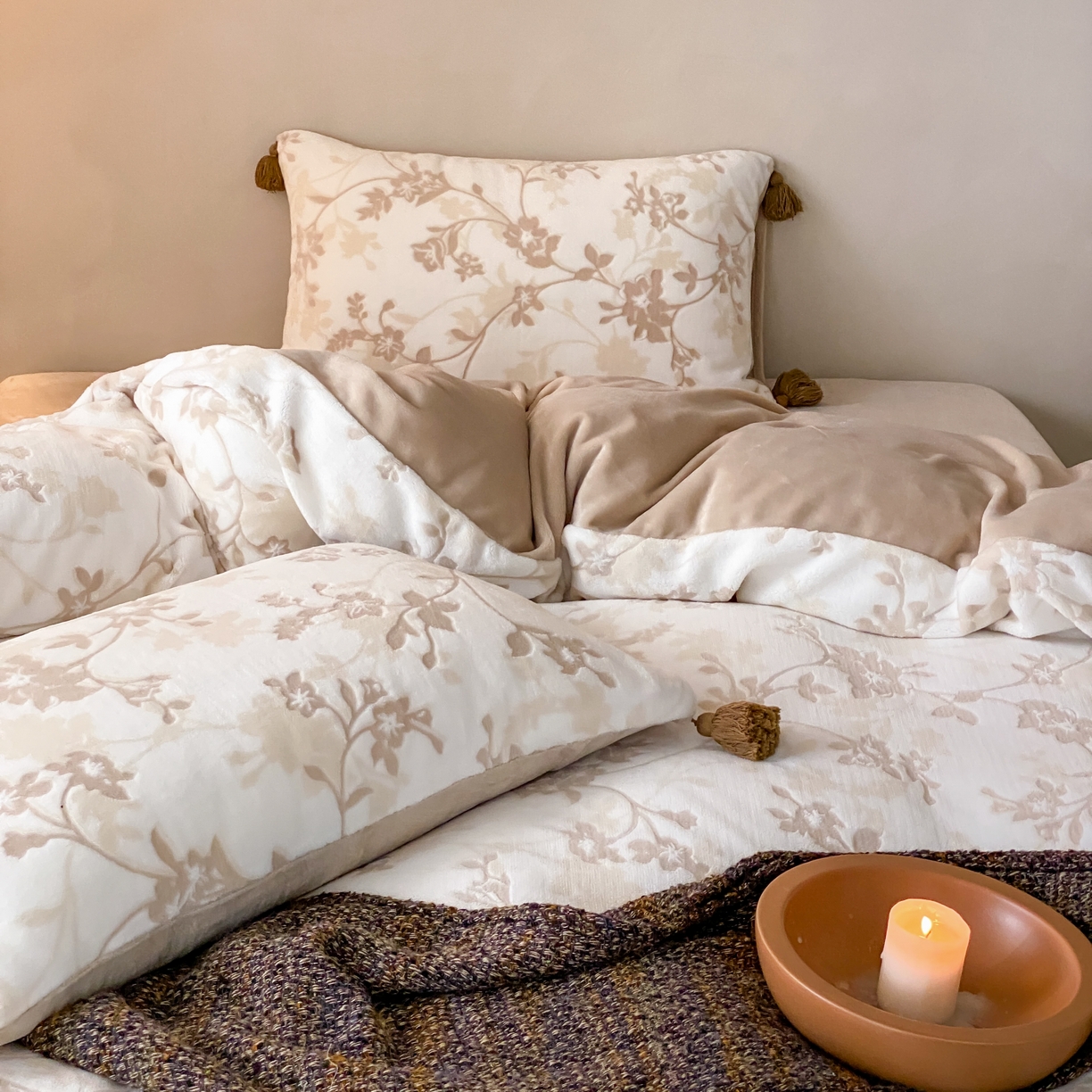 91家纺网 家纺一手货源 找家纺 玉宇阁家居 2025新款双色提花雕花牛奶绒四件套 流苏款 雕花牛奶绒-流苏款-松月茶烟