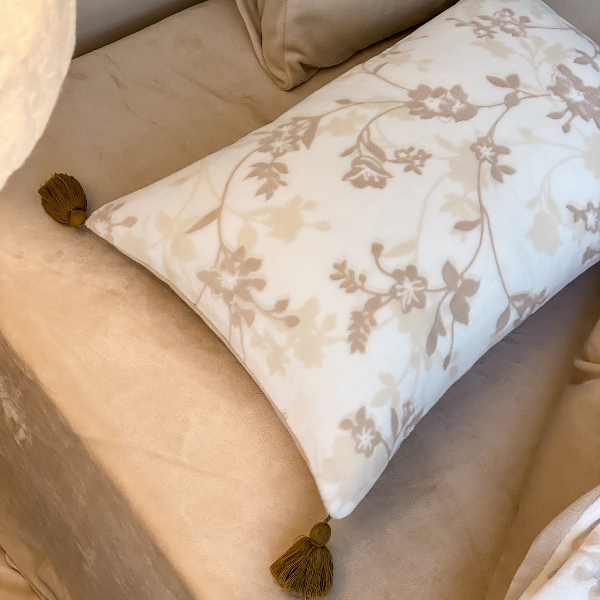 91家纺网 家纺一手货源 找家纺 玉宇阁家居 2025新款双色提花雕花牛奶绒四件套 流苏款 雕花牛奶绒-流苏款-松月茶烟