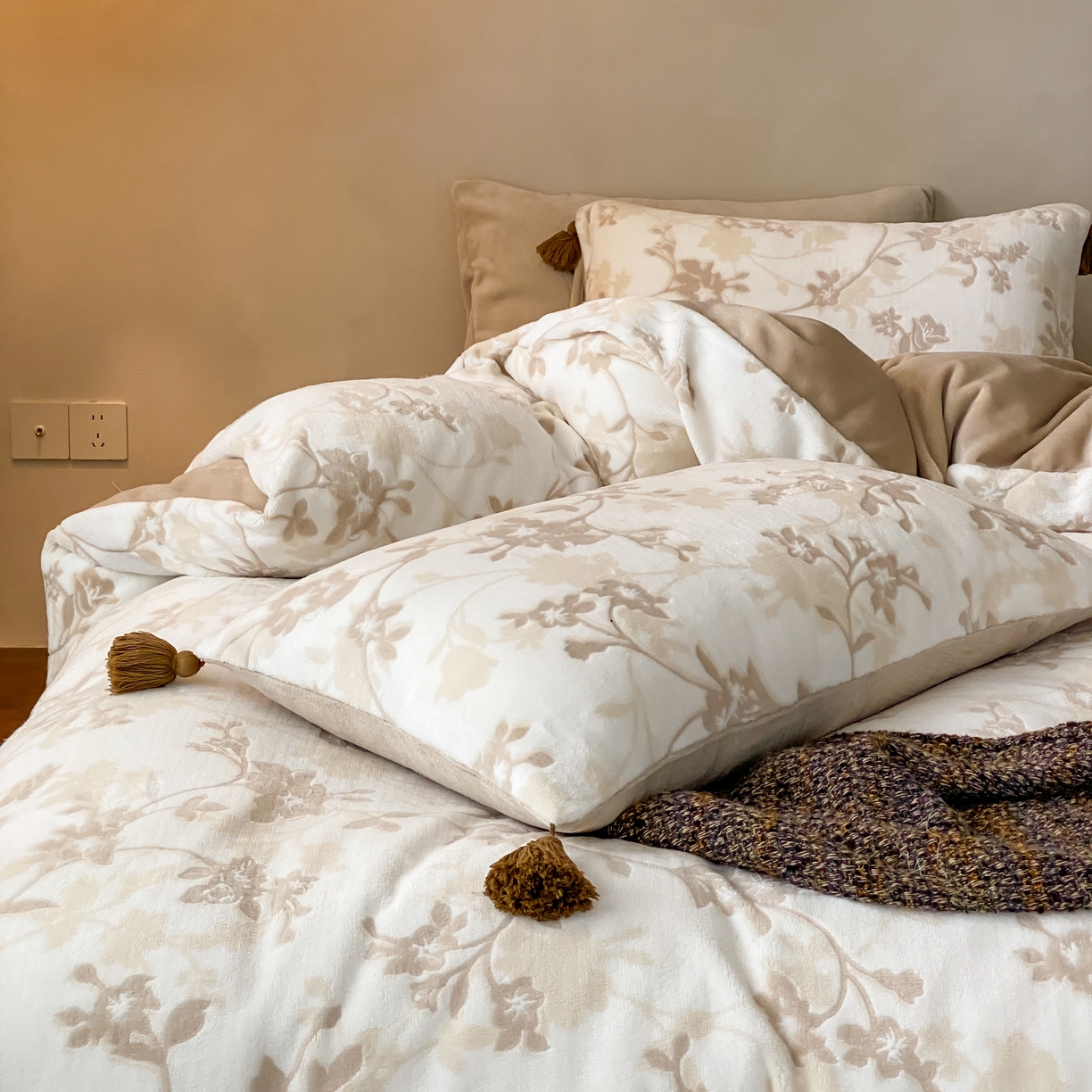 91家纺网 家纺一手货源 找家纺 玉宇阁家居 2025新款双色提花雕花牛奶绒四件套 流苏款 雕花牛奶绒-流苏款-松月茶烟