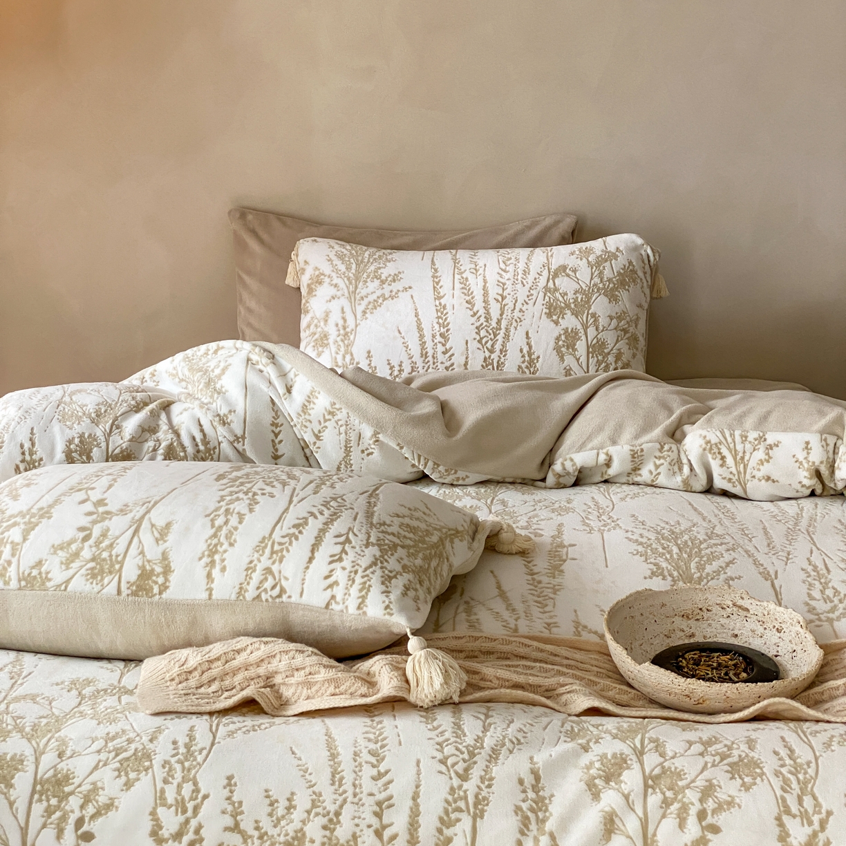 91家纺网 家纺一手货源 找家纺 玉宇阁家居 2025新款双色提花雕花牛奶绒四件套 流苏款 雕花牛奶绒-流苏款-风光霁月