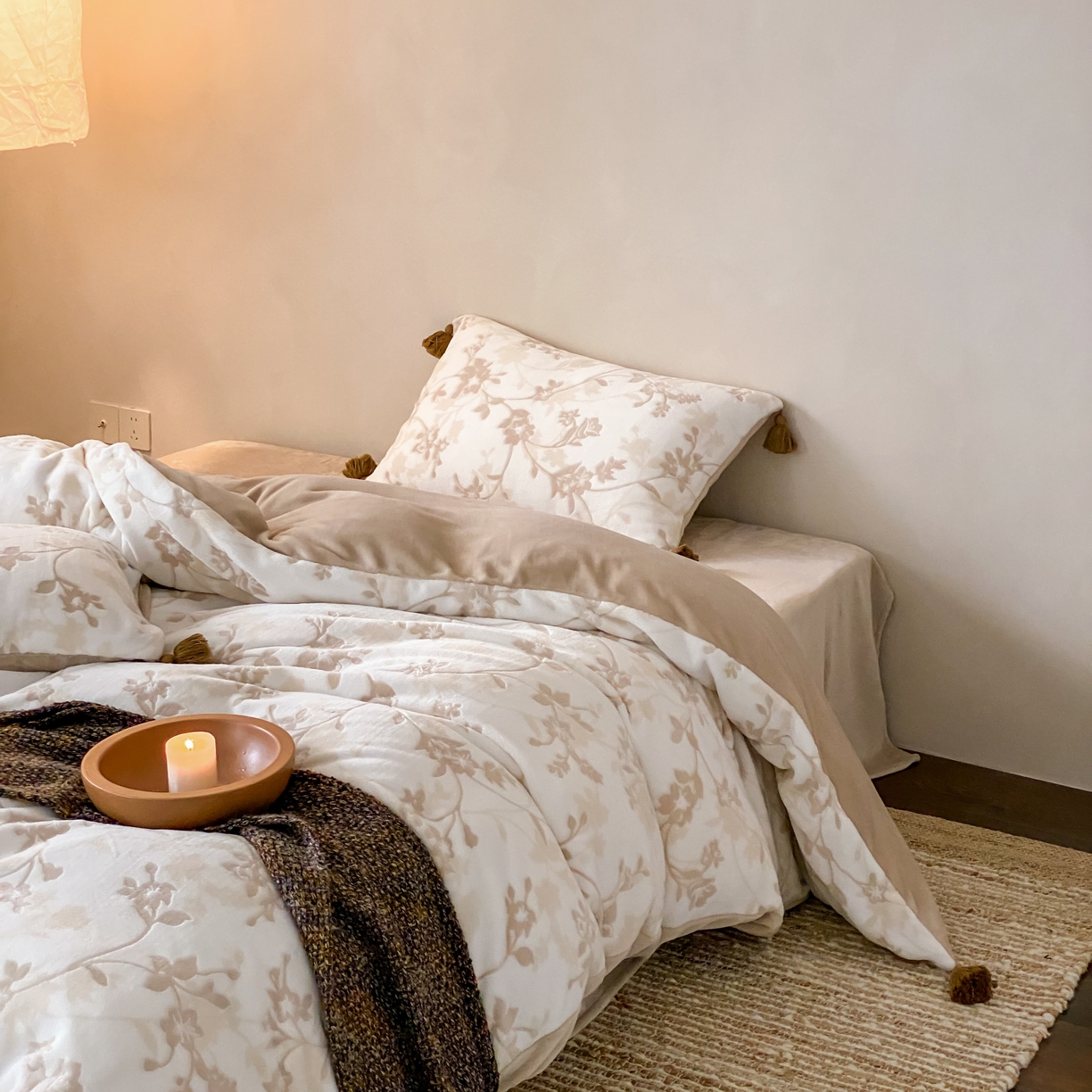 91家纺网 家纺一手货源 找家纺 玉宇阁家居 2025新款双色提花雕花牛奶绒四件套 流苏款 雕花牛奶绒-流苏款-松月茶烟