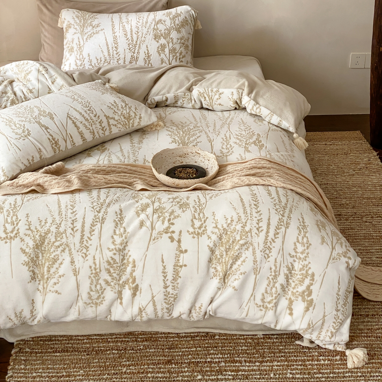 91家纺网 家纺一手货源 找家纺 玉宇阁家居 2025新款双色提花雕花牛奶绒四件套 流苏款 雕花牛奶绒-流苏款-风光霁月