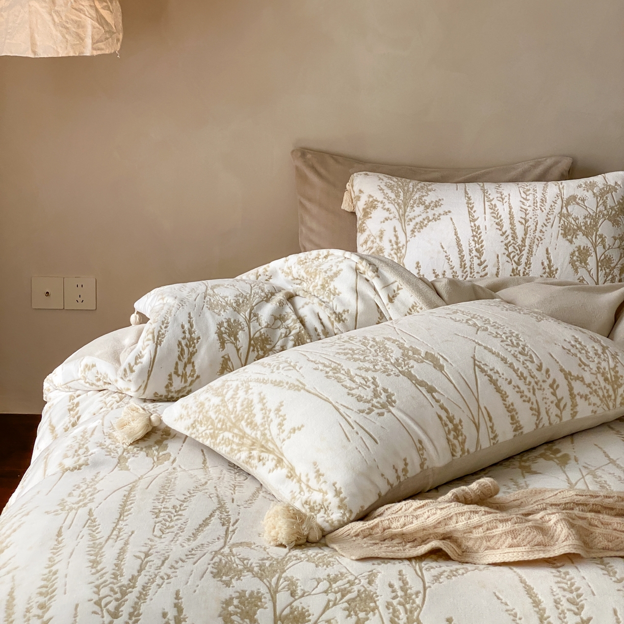 91家纺网 家纺一手货源 找家纺 玉宇阁家居 2025新款双色提花雕花牛奶绒四件套 流苏款 雕花牛奶绒-流苏款-风光霁月