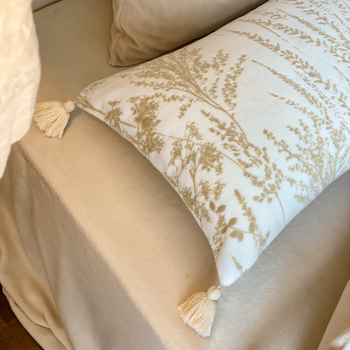 91家纺网 家纺一手货源 找家纺 玉宇阁家居 2025新款双色提花雕花牛奶绒四件套 流苏款 雕花牛奶绒-流苏款-风光霁月