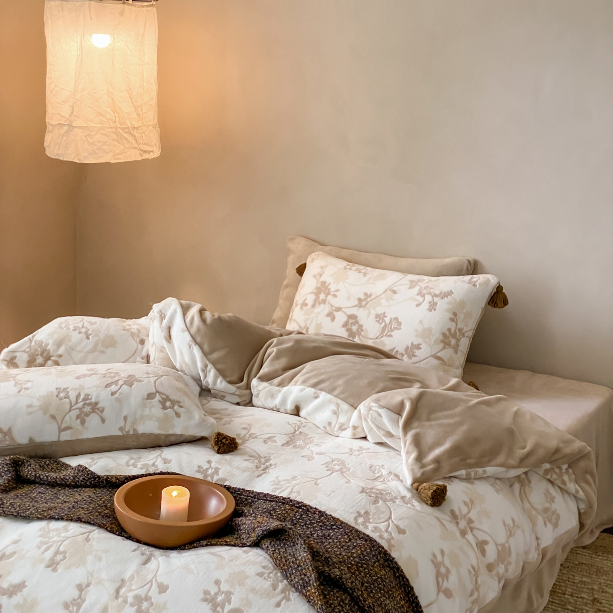 91家纺网 家纺一手货源 找家纺 玉宇阁家居 2025新款双色提花雕花牛奶绒四件套 流苏款 雕花牛奶绒-流苏款-松月茶烟