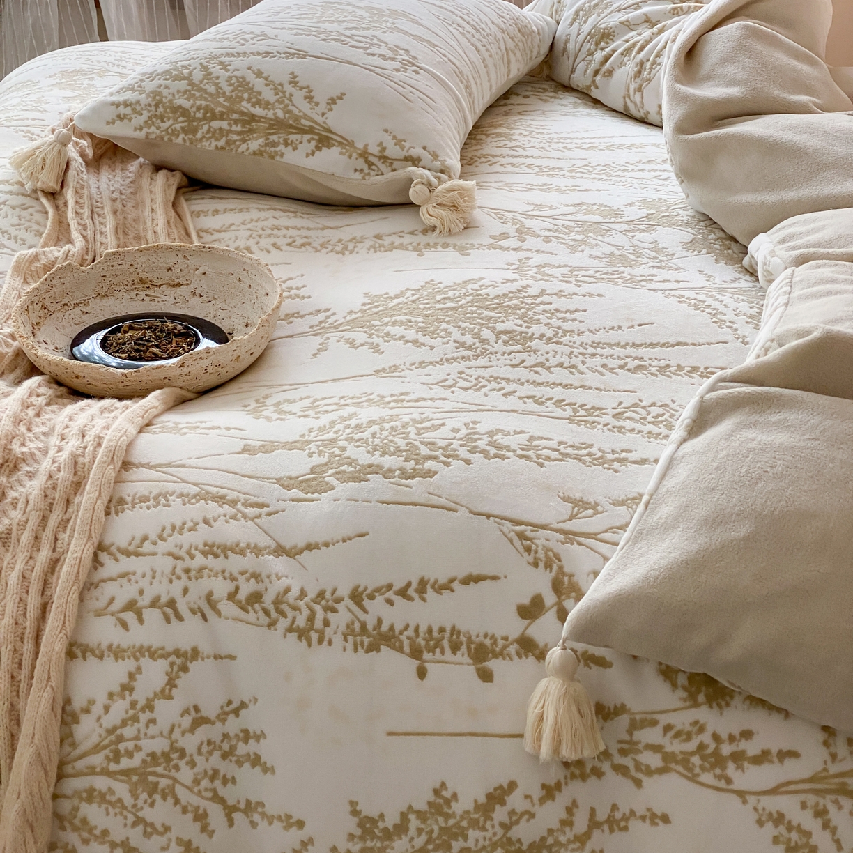 91家纺网 家纺一手货源 找家纺 玉宇阁家居 2025新款双色提花雕花牛奶绒四件套 流苏款 雕花牛奶绒-流苏款-风光霁月