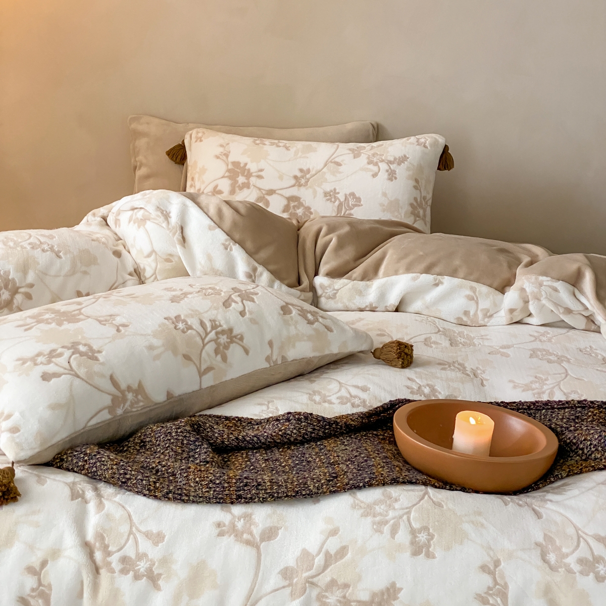 91家纺网 家纺一手货源 找家纺 玉宇阁家居 2025新款双色提花雕花牛奶绒四件套 流苏款 雕花牛奶绒-流苏款-松月茶烟