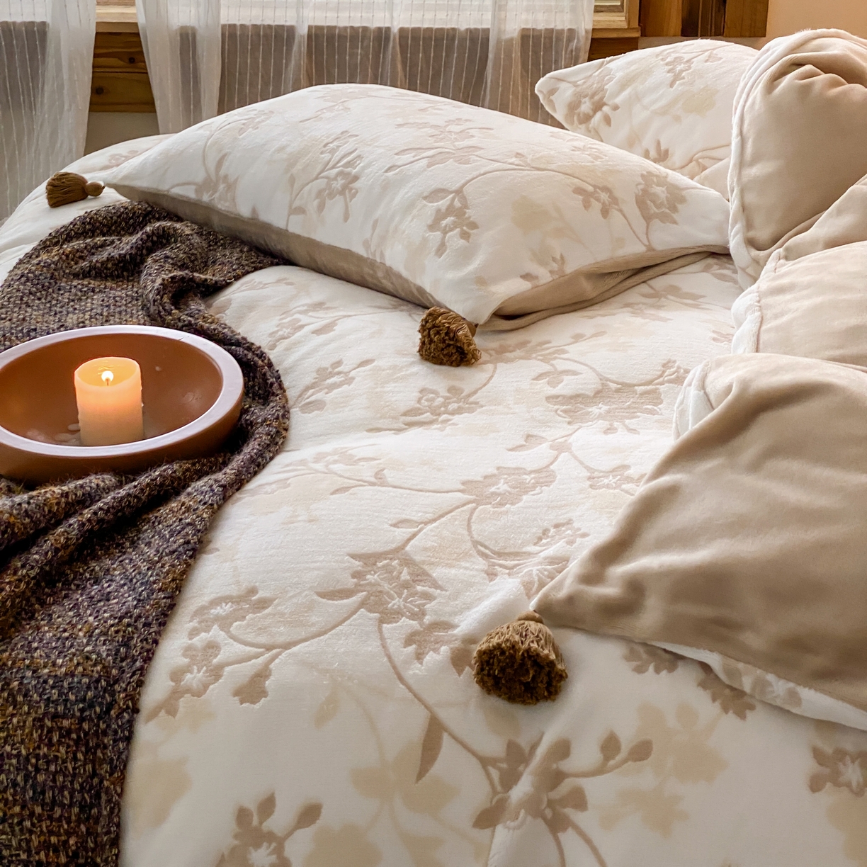 91家纺网 家纺一手货源 找家纺 玉宇阁家居 2025新款双色提花雕花牛奶绒四件套 流苏款 雕花牛奶绒-流苏款-松月茶烟