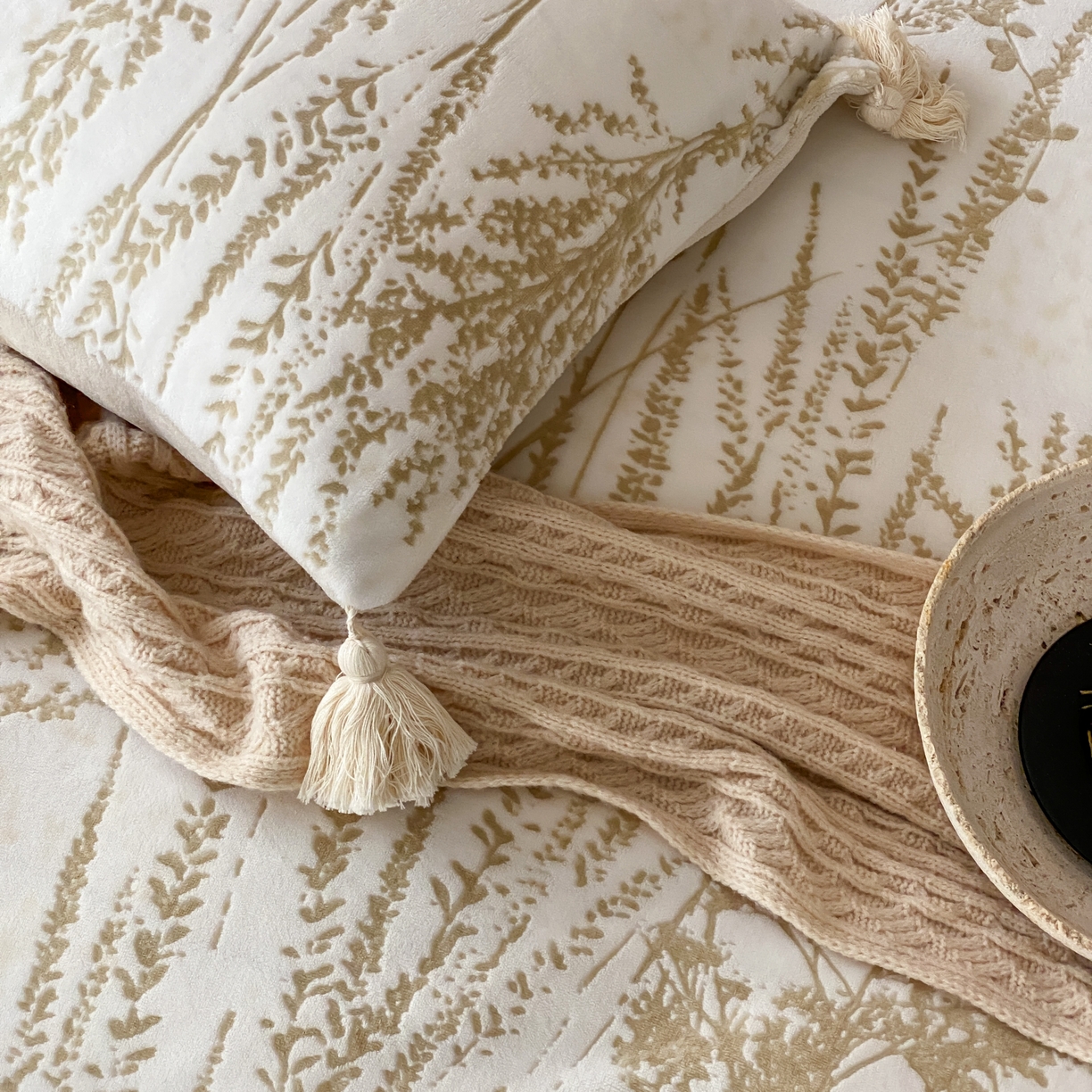 91家纺网 家纺一手货源 找家纺 玉宇阁家居 2025新款双色提花雕花牛奶绒四件套 流苏款 雕花牛奶绒-流苏款-风光霁月