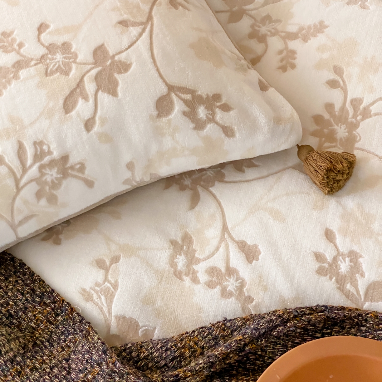 91家纺网 家纺一手货源 找家纺 玉宇阁家居 2025新款双色提花雕花牛奶绒四件套 流苏款 雕花牛奶绒-流苏款-松月茶烟