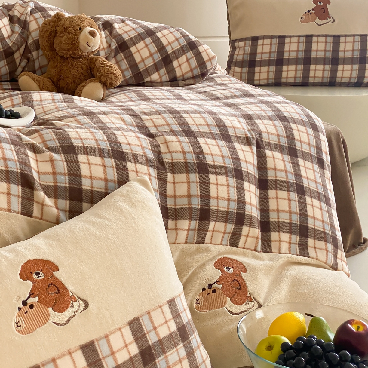 91家纺网 家纺一手货源 找家纺 （总）佳汐蓝家纺 2025新款牛奶绒印花刺绣四件套-卡皮巴拉