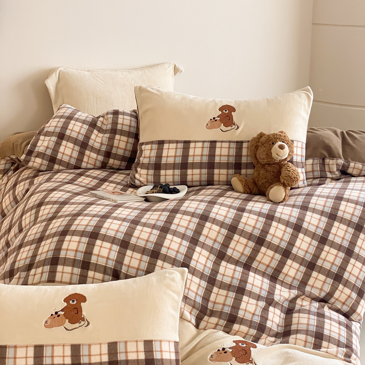 91家纺网 家纺一手货源 找家纺 （总）佳汐蓝家纺 2025新款牛奶绒印花刺绣四件套-卡皮巴拉