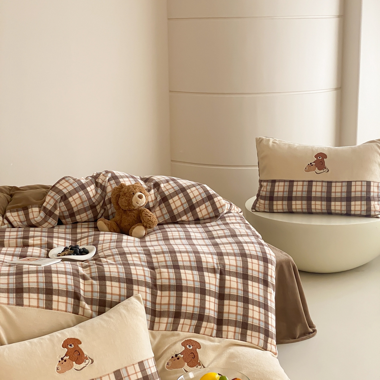 91家纺网 家纺一手货源 找家纺 （总）佳汐蓝家纺 2025新款牛奶绒印花刺绣四件套-卡皮巴拉