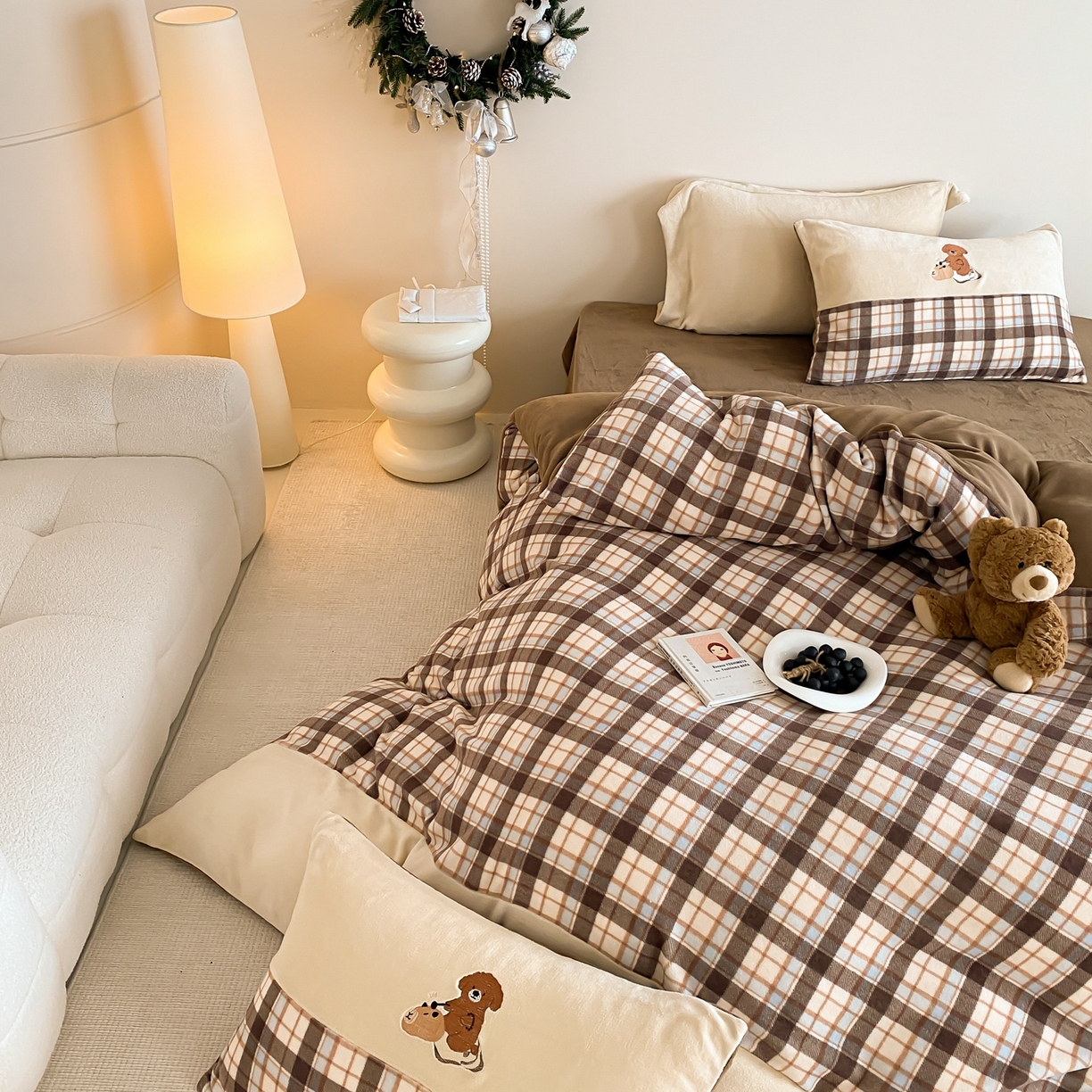 91家纺网 家纺一手货源 找家纺 （总）佳汐蓝家纺 2025新款牛奶绒印花刺绣四件套-卡皮巴拉