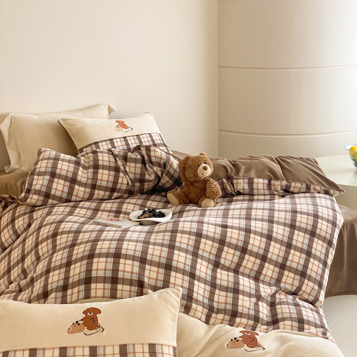 91家纺网 家纺一手货源 找家纺 （总）佳汐蓝家纺 2025新款牛奶绒印花刺绣四件套-卡皮巴拉