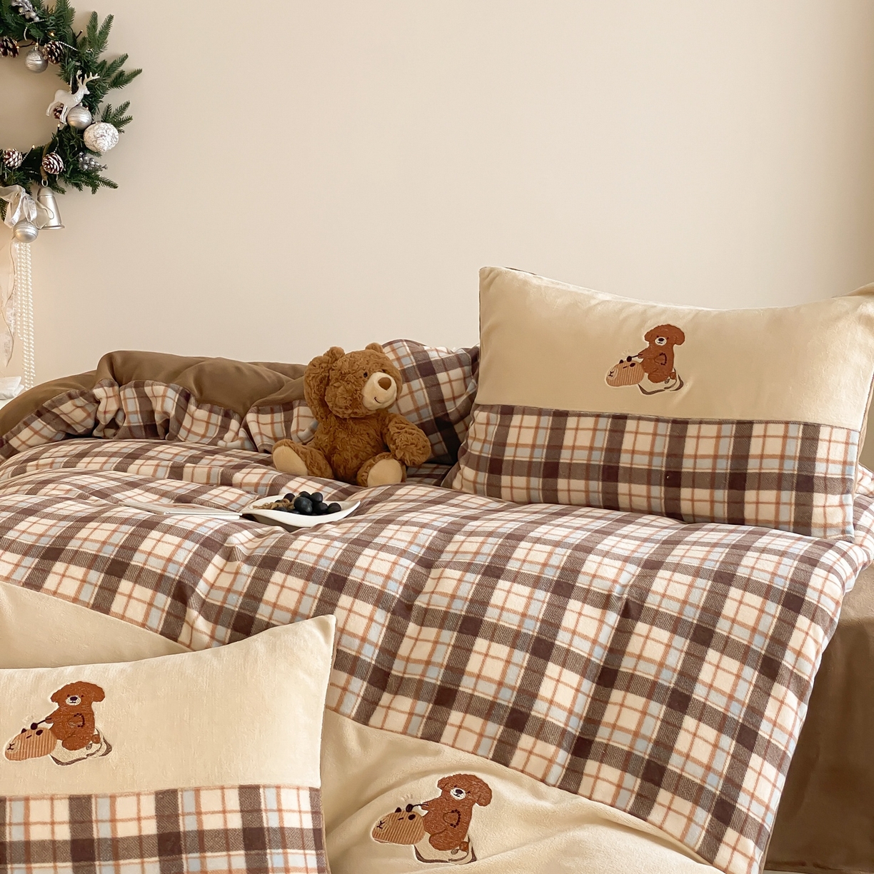 91家纺网 家纺一手货源 找家纺 （总）佳汐蓝家纺 2025新款牛奶绒印花刺绣四件套-卡皮巴拉