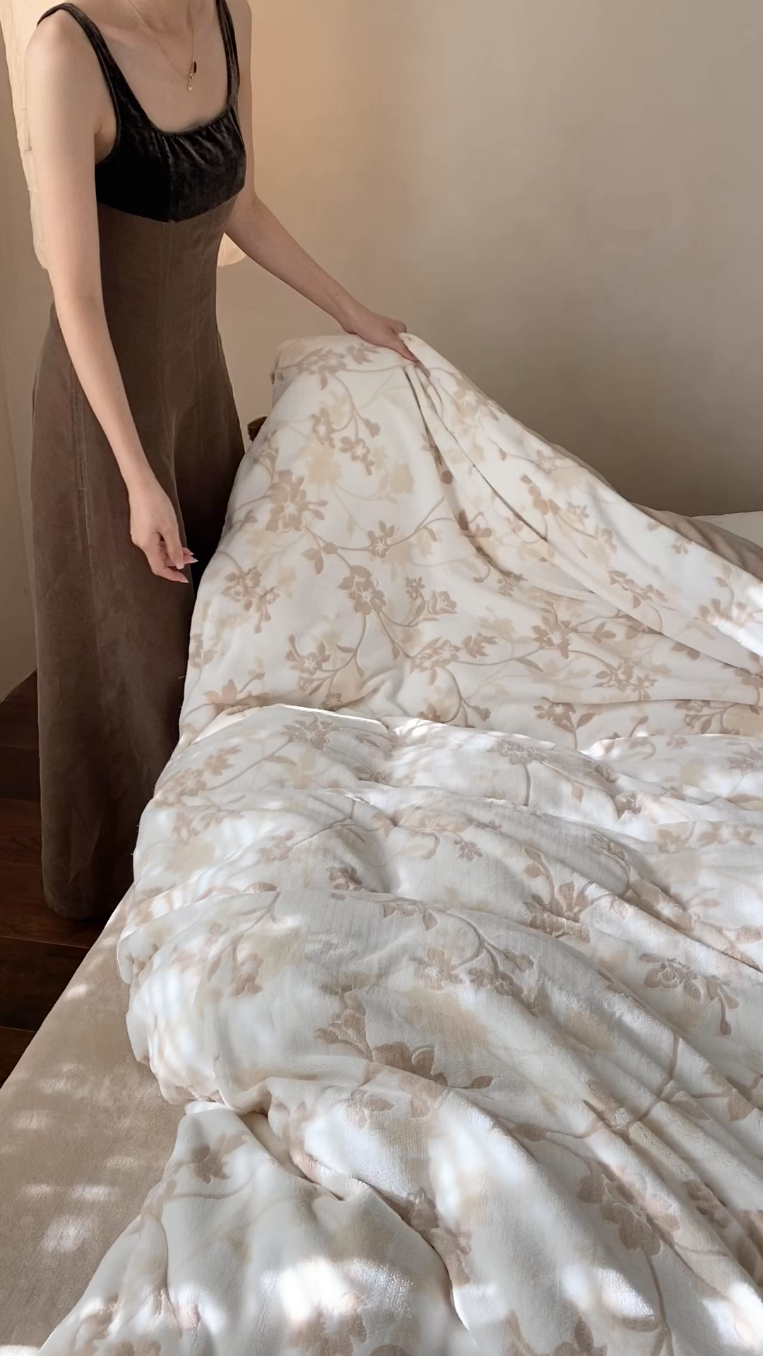 91家纺网 家纺一手货源 找家纺 玉宇阁家居 2025新款双色提花雕花牛奶绒四件套 流苏款 雕花牛奶绒-流苏款-松月茶烟