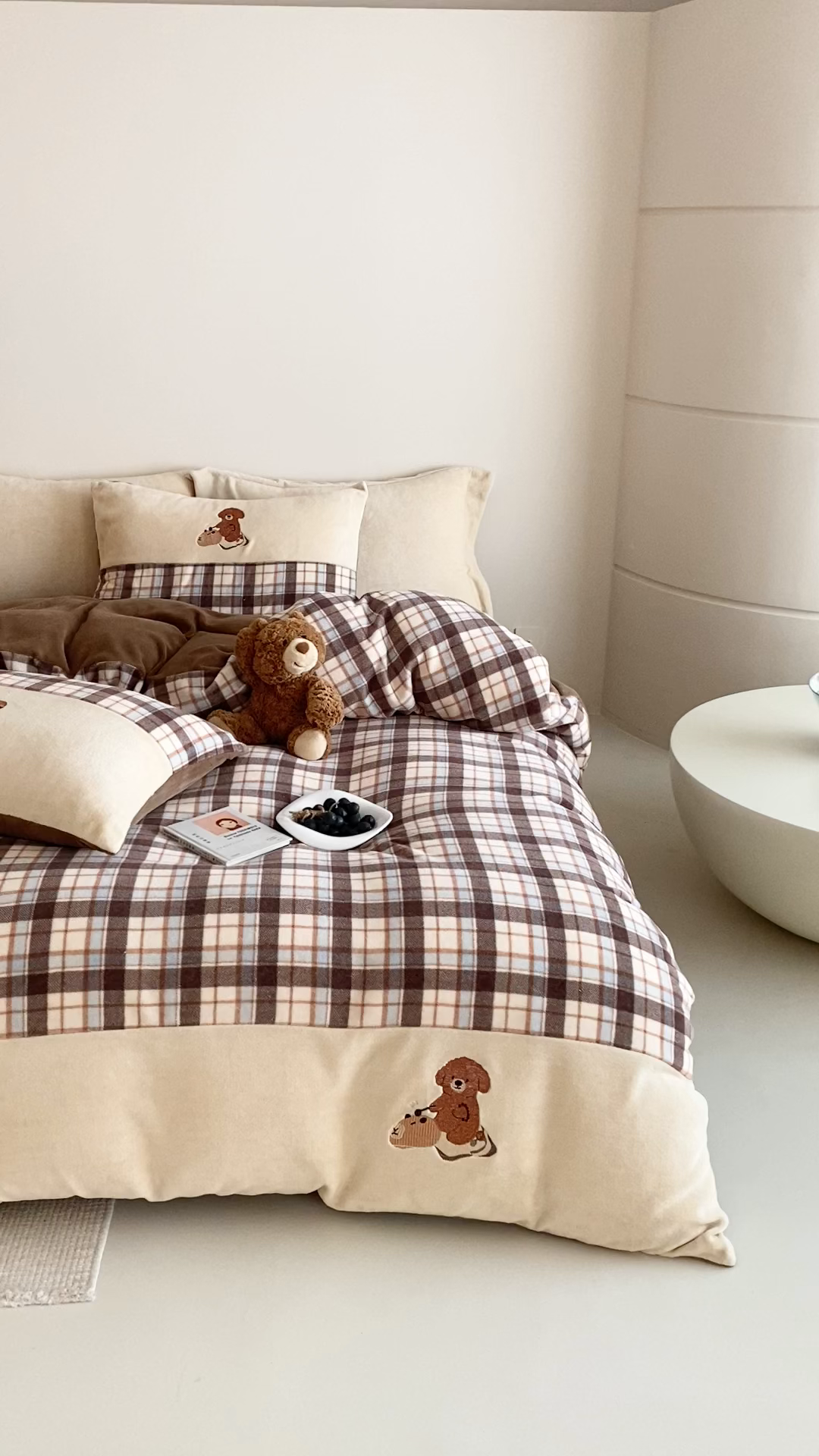 91家纺网 家纺一手货源 找家纺 （总）佳汐蓝家纺 2025新款牛奶绒印花刺绣四件套-卡皮巴拉