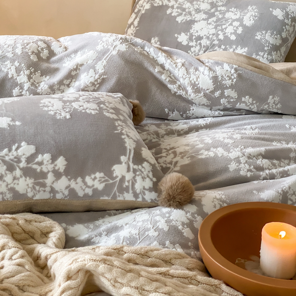 91家纺网 家纺一手货源 找家纺 玉宇阁家居 2025新款双色提花雕花牛奶绒四件套 毛球款星星落秋 星星落秋-琥珀卷