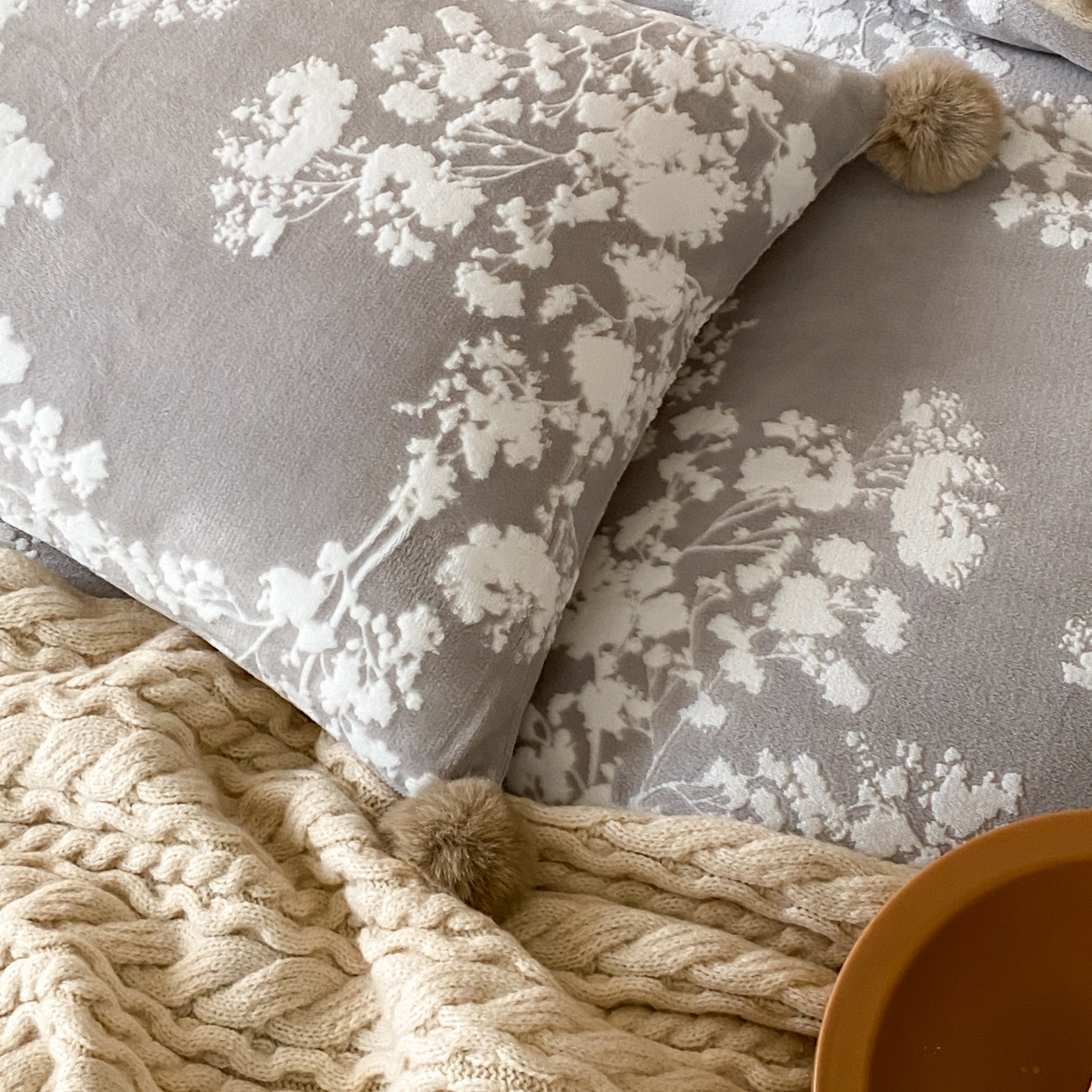 91家纺网 家纺一手货源 找家纺 玉宇阁家居 2025新款双色提花雕花牛奶绒四件套 毛球款星星落秋 星星落秋-琥珀卷