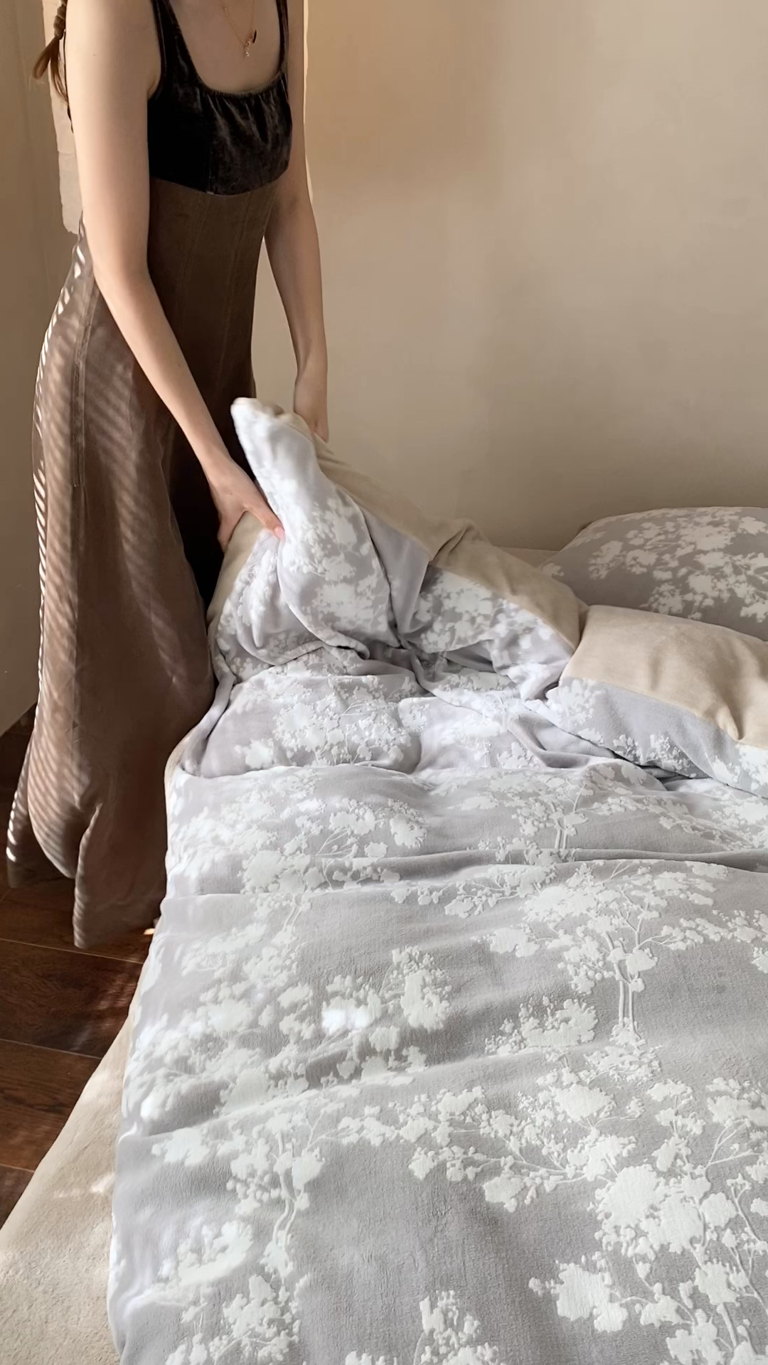 91家纺网 家纺一手货源 找家纺 玉宇阁家居 2025新款双色提花雕花牛奶绒四件套 毛球款星星落秋 星星落秋-琥珀卷