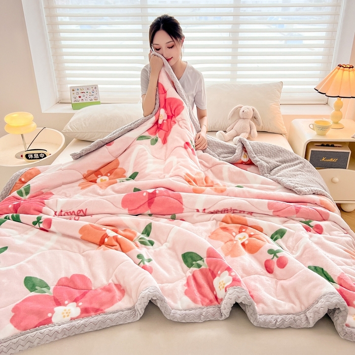 91家纺网 家纺一手货源 找家纺 雅萱家纺 2024新款AB版牛奶贝贝绒多功能三层毯 三层毯-花簇甜憩粉色